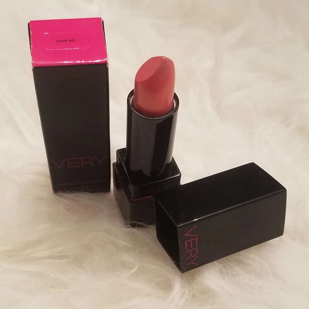 🆕 VS VERY SEXY PERFECT LIPSTICK IN KISS ME